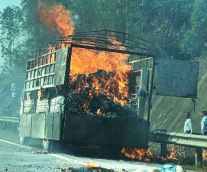 Ô tô tải bốc cháy trên cao tốc Nội Bài - Lào Cai