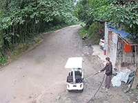 Xe điện bỗng 'bỏ trốn' khi đang được phun nước rửa