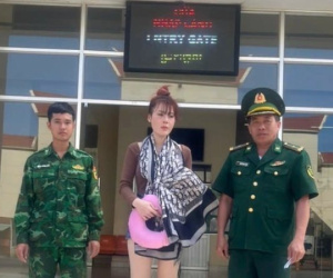 Đối tượng Nguyễn Thị Mộng bị bắt khi đang làm thủ tục nhập cảnh vào Việt Nam