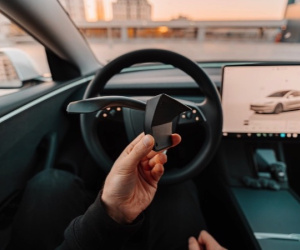 Người dùng tốn thêm tiền độ cần gạt xi-nhan và gạt mưa trên xe Tesla