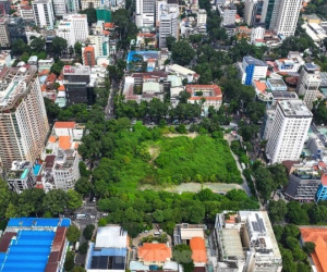 Cảnh cỏ dại um tùm trong nhà thi đấu nghìn tỷ án ngữ trên 'đất vàng' ở TPHCM