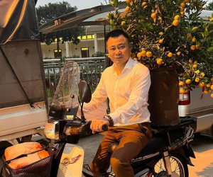 Sự thật về bức ảnh NSND Tự Long lái xe máy không đội mũ bảo hiểm gây tranh cãi