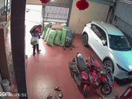 Cố nín khóc nhưng khi bố ôm lại oà lên nức nở: Xem camera phải thốt lên em bé hiểu chuyện quá chừng!