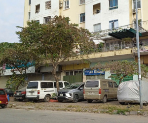 Cảnh tượng gây tiếc nuối tại hàng loạt ki-ốt bán hàng ở Hà Nội