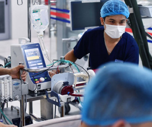 Người đàn ông trẻ ở Hà Nội nguy kịch, suy đa tạng sau 5 giờ giết mổ lợn