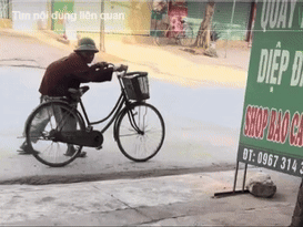 Cụ ông dắt xe… bỏ chạy sau khi tặng 'quà quê' cho cô gái, biết lý do ai cũng bất ngờ
