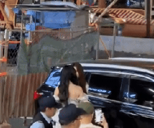 Clip 30 giây lộ rõ thái độ của Lọ Lem sau ống kính