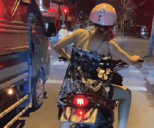 1 động tác của cô gái lái mô tô làm những người đi đường tái mặt: Nếu đèn đỏ dài 90s, thì chuyến này 'tàn canh gió lạnh'