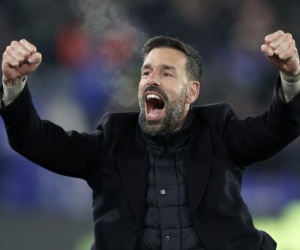 Van Nistelrooy thắng to, lập kỷ lục ngay trận ra mắt Leicester