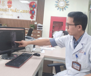 Gác chân lên táp lô của ô tô, người đàn ông bị tai nạn liệt cả 2 chân