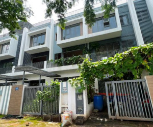 Mua căn nhà gần 200m2, giá 12 tỉ, chủ nhà 'tá hoá' vì vào ở gần 4 năm vẫn không có bóng dáng 'hàng xóm' nào về