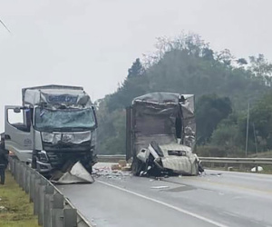 Hai xe tải va chạm trên cao tốc Nội Bài - Lào Cai, 2 người tử vong
