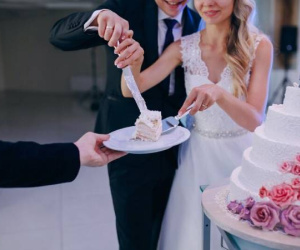Mẹ chú rể lên sân khấu đám cưới nhảy nhót tưng bừng khiến thông gia trở mặt