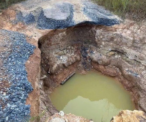 Xuất hiện 'hố tử thần' trên đường gom cao tốc Phan Thiết - Dầu Giây