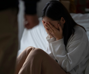Nửa đêm, nghe tiếng hét thất thanh từ phòng tân hôn của anh trai, cả nhà tôi chạy lên thì tái mặt