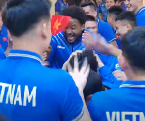 Nguyễn Xuân Son cầm cờ Việt Nam trong ngày hội quân, xác định thời điểm ra sân tại AFF Cup 2024