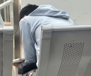 Bức ảnh chụp bóng lưng một nam sinh trong phòng khám nhìn rất thương, thấy thứ cậu cầm trên tay nhiều người quay sang bức xúc