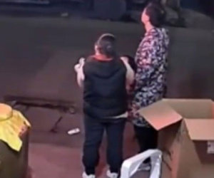 Bức ảnh bố mẹ ôm con trai nhỏ giữa phố xem pháo hoa tưởng bình thường nhưng khiến hàng triệu người bật khóc