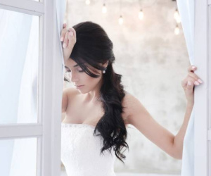 Giữa đám cưới, cô dâu khiến quan khách đỏ mặt, bố mẹ chồng nổi giận