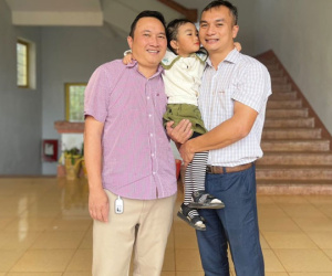 Nghẹt thở giải cứu cháu bé 3 tuổi sắp rơi từ tầng 4