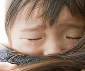 Tại sao con bị bố mẹ đánh mắng nhưng chốc lát sau đã quên luôn? Không phải con không giận, mà là...