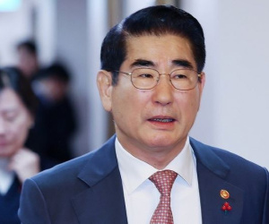 Hàn Quốc bắt cựu Bộ trưởng Quốc phòng, yêu cầu Tổng thống ‘rút lui có trật tự’