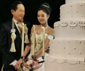 Đại gia 70 tuổi chi 15 tỷ cưới với vợ 20 tuổi xinh như hoa hậu, tiết lộ một điều đặc biệt