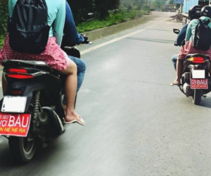 Cả khu phố phải ngoái nhìn 1 tấm bảng người đàn ông gắn trên xe máy: Phải yêu cỡ nào mới làm được như này?