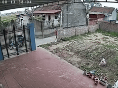 Camera ghi lại hành động khó tin của shipper khi giao hàng cho khách nhưng cửa không khóa