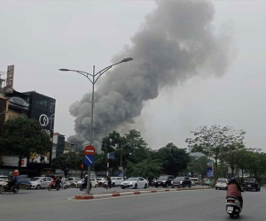 Hà Nội: Cột khói bốc cao ở gara, công an phong tỏa cả con phố, sơ tán nhiều xe ô tô