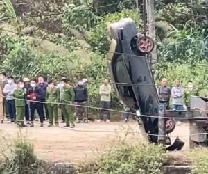 Cận cảnh hiện trường phát hiện xế hộp chìm dưới lòng hồ thủy điện Hòa Bình, bên trong có thi thể nam giới