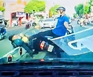 Bắt khẩn cấp kẻ đánh dã man phụ nữ sau va chạm giao thông