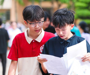 Phụ huynh, học sinh sốt ruột chờ môn thi thứ 3 vào lớp 10