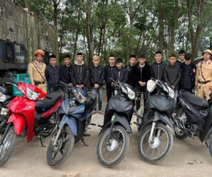12 thanh niên chạy xe máy đi đón bạn tù gây náo loạn từ Nghệ An vào Hà Tĩnh