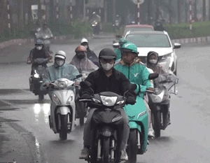 Người dân Thủ đô trong ngày mưa phùn đầu đợt rét đậm
