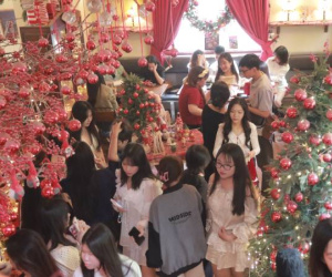 Chủ quán cà phê 'hốt bạc' nhờ theo trend chụp hình mùa Noel