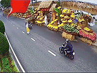 Tranh cãi tình huống nam thanh niên lái xe đâm thẳng vào cô gái đang đứng giữa đường chụp ảnh