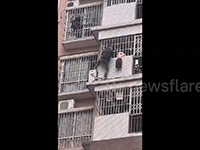 Người đàn ông dũng cảm cứu bé trai 3 tuổi lơ lửng trên cửa sổ tầng 7