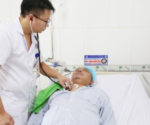 Trèo thang thay bóng điện, người đàn ông ngã nguy kịch