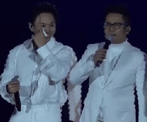 Concert 2 Anh Trai Vượt Ngàn Chông Gai: Binz bật khóc khi nhắc đến 1 người đặc biệt trong đời