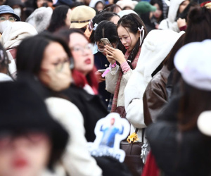 Fan khóc ngất ngoài cổng concert 'Anh trai vượt ngàn chông gai' vì trùng mã vé