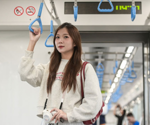 Metro Bến Thành - Suối Tiên rầm rập chạy thử, thiếu nữ hào hứng check-in