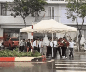Cảnh cưới xin '3 phần bất lực, 7 phần bất đắc dĩ' giữa mùa mưa gió: Hé lộ thêm thông tin thú vị