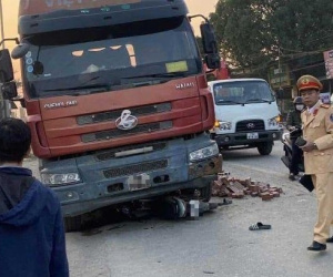 Ba học sinh thương vong dưới gầm xe tải ở Hà Nội