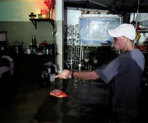 Mưa lớn khiến nhiều nơi ở Nha Trang ngập sâu trong biển nước