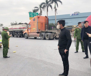 Va chạm với xe đầu kéo, hai mẹ con tử vong trên đường ở Hải Phòng
