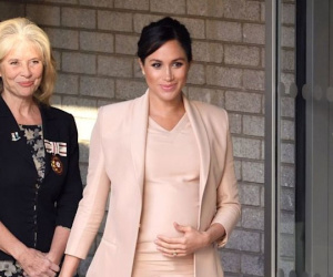 Meghan gửi thông điệp nhẹ nhàng nhưng đầy ẩn ý qua chiếc đầm hồng nhạt, màu sắc cô rất hiếm khi sử dụng