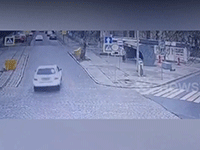 Cô gái nhanh chân thoát tai nạn khi đứng chờ xe buýt
