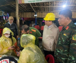 Giải cứu gần 350 người mắc kẹt trên đèo Khánh Lê do sạt lở