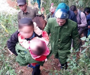 Cháu bé 2 tuổi bị lạc trong rừng suốt đêm dưới thời tiết rét buốt 6 độ C